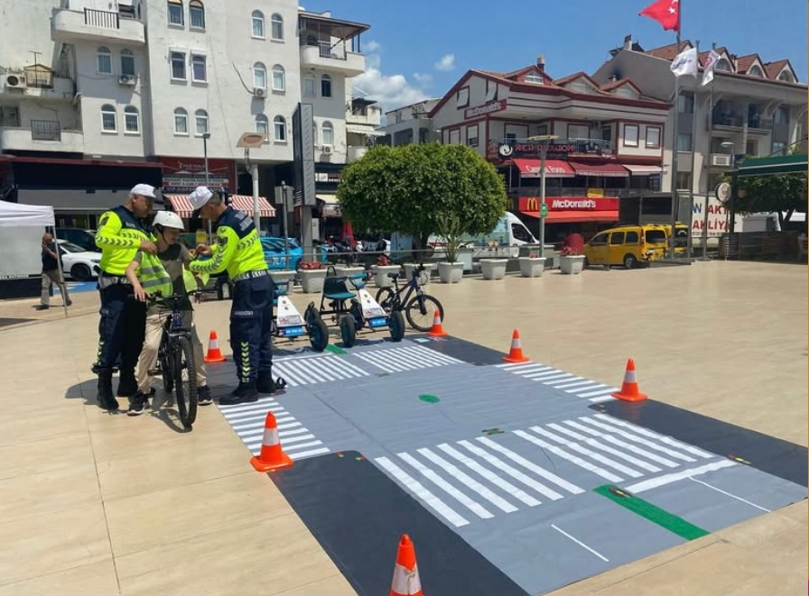 Marmaris’te Miniklere Jandarmadan Trafik Eğitimi