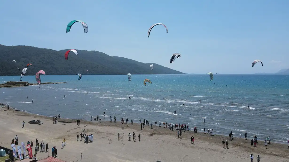 Akyaka’da Rüzgar Sörfü Gösterisi Nefes Kesti: 19 Mayıs’a Sporla Kutlama