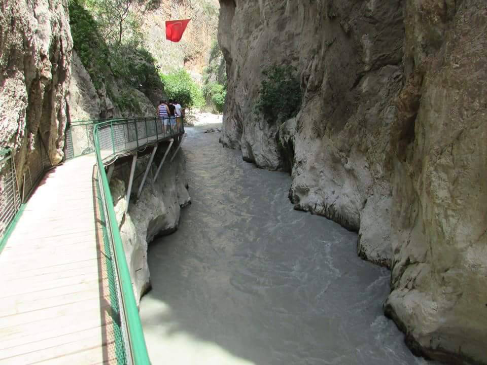 Seydikemer’de Saklıkent Kanyonu’nda Feci Olay: 3 Yaşındaki Çocuğun Başına Taş Düştü