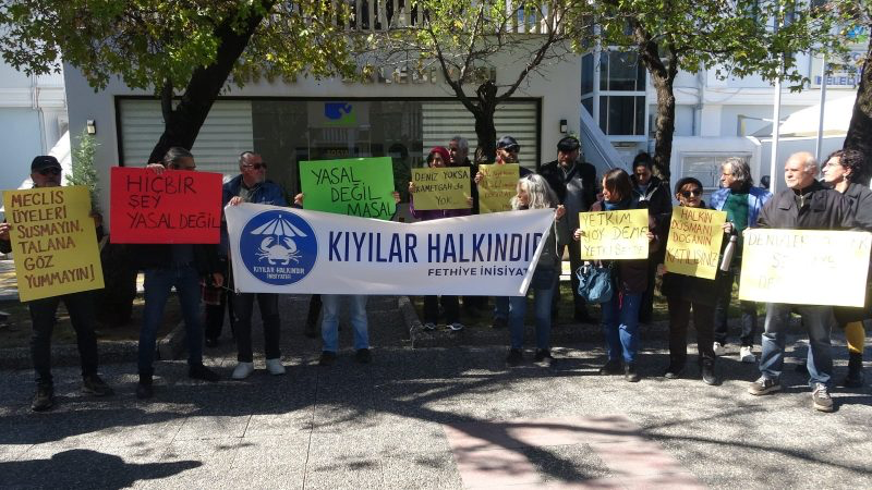 Hasan Özyer’in oteline, halk plajını işgal ettiği gerekçesiyle 3 milyon TL ceza kesildi.
