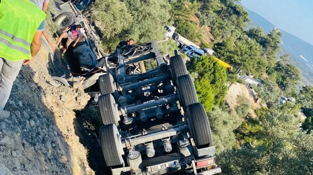 Muğla Milas’ta Freni Patlayan Tır Şarampole Devrildi: Sürücü Ağır Yaralı