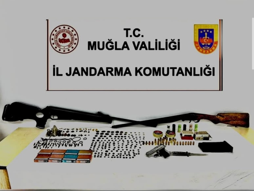 Muğla’nın Ula İlçesinde Silah ve Kaçak Ürün Operasyonu